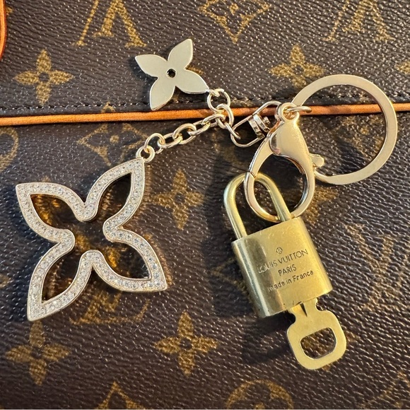 - Louis Vuitton
Brass Lock & Key Set - Picture 3 of 7